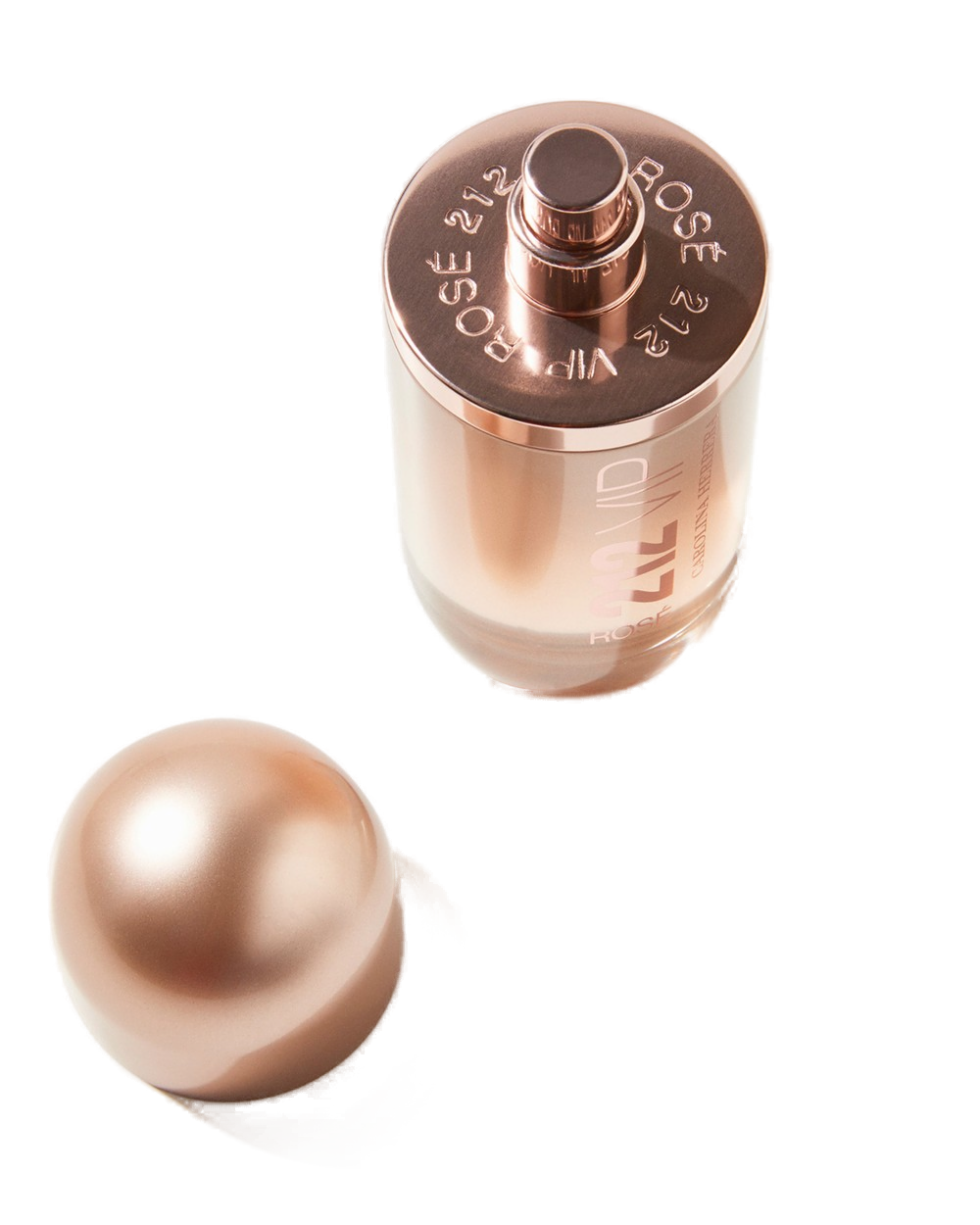 Detalhe do frasco 212 VIP Rosé aberto: tampa dome rose gold separada, assinatura 212 VIP ROSÉ gravada no topo