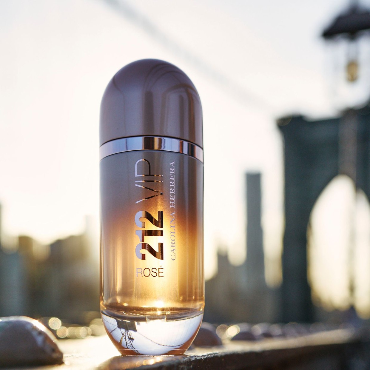 212 VIP Rosé com Brooklyn Bridge ao fundo no entardecer dourado de Nova York