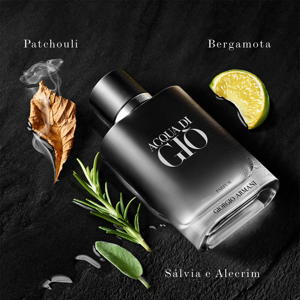 Cena Acqua di Giò Homme Parfum: frasco azul-petróleo com tampa pedra cinza, ao lado de incenso aromático e galho de cedro do Atlas