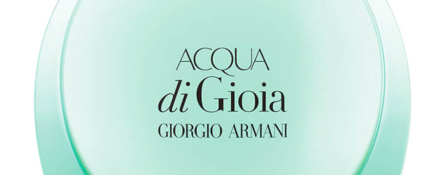 Close-up do lettering Acqua di Gioia gravado no centro do frasco azul-turquesa