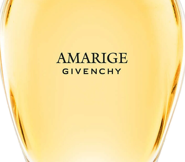Close-up do lettering Amarige Givenchy sobre o líquido âmbar dourado do frasco