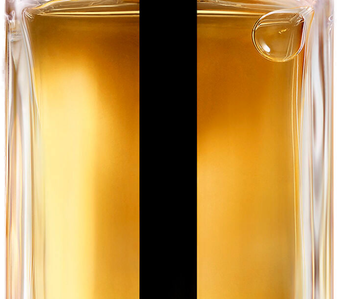 Close-up da faixa preta vertical sobre o líquido âmbar do Dior Homme