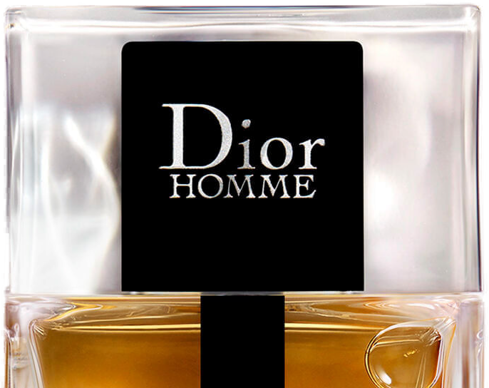 Close-up da tampa de vidro transparente com placa preta Dior Homme em prata