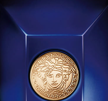 Close-up do medalhão Medusa dourado no centro do corpo facetado azul-safira