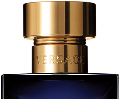 Close-up da tampa dourada espelhada com VERSACE gravado no gargalo do Dylan Blue