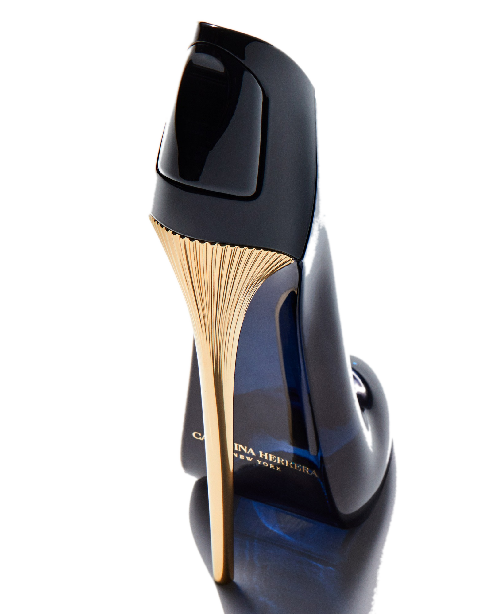 Detalhe do salto agulha dourado canelado do frasco Good Girl Carolina Herrera