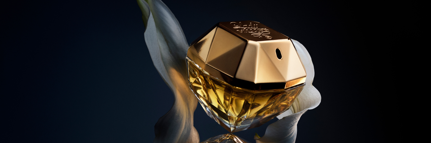 Frasco Lady Million Rabanne com pétalas de gardênia e flor de laranjeira ao redor, retrato olfativo das notas que assinam o perfume