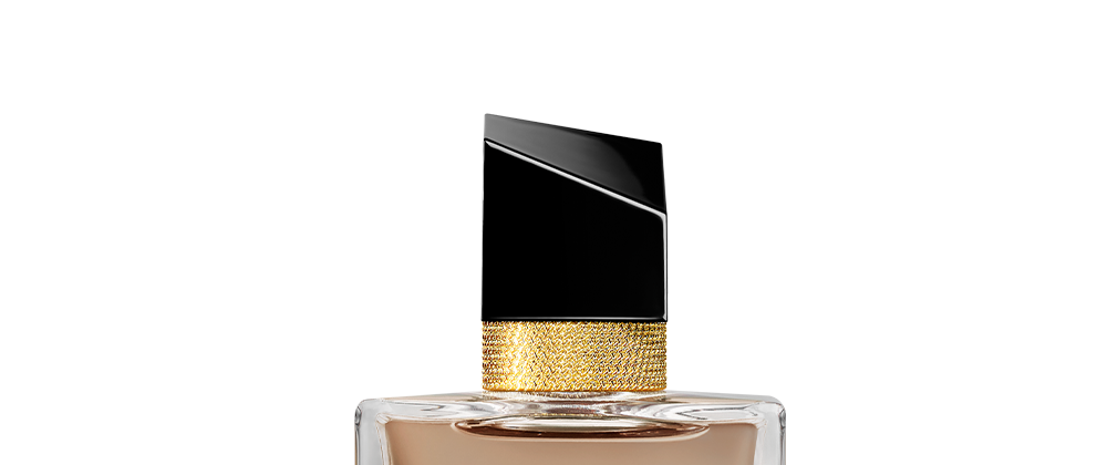 Close-up da tampa preta laqueada com etiqueta Flowers and Flames do Libre YSL