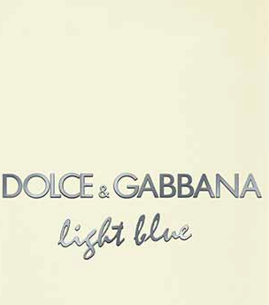 Close-up da placa metálica prateada com Dolce&Gabbana light blue sobre o vidro transparente