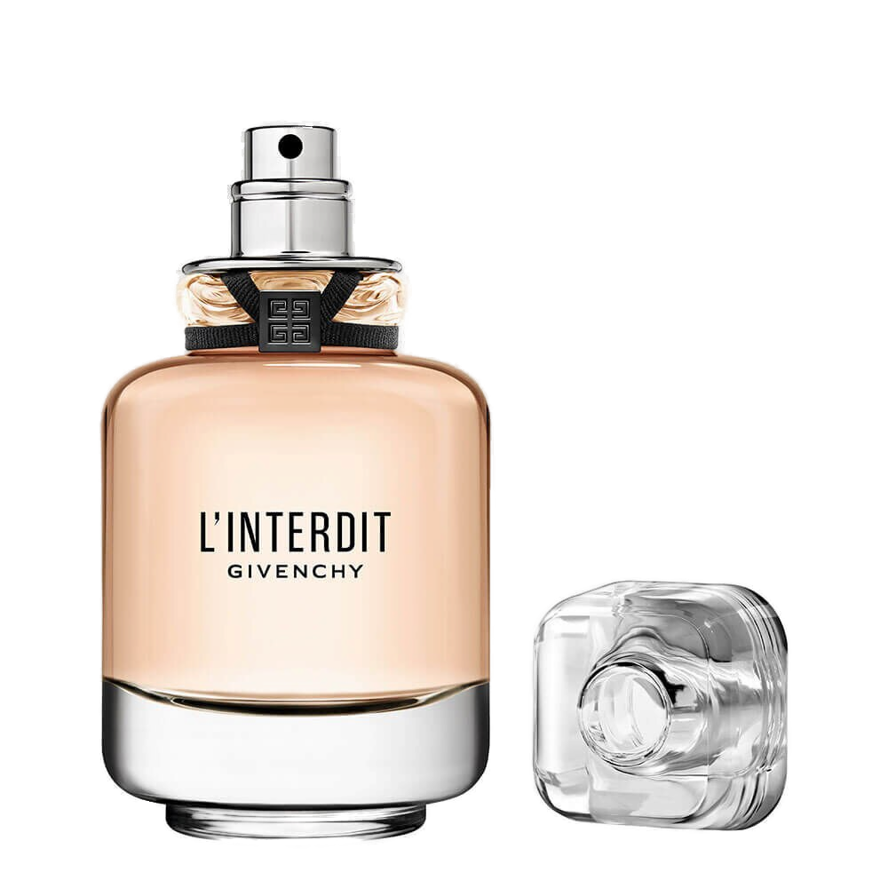 L'Interdit Givenchy: estojo oficial cobalto profundo com lettering GIVENCHY em dourado, ao lado do frasco noir translúcido com tampa dourada