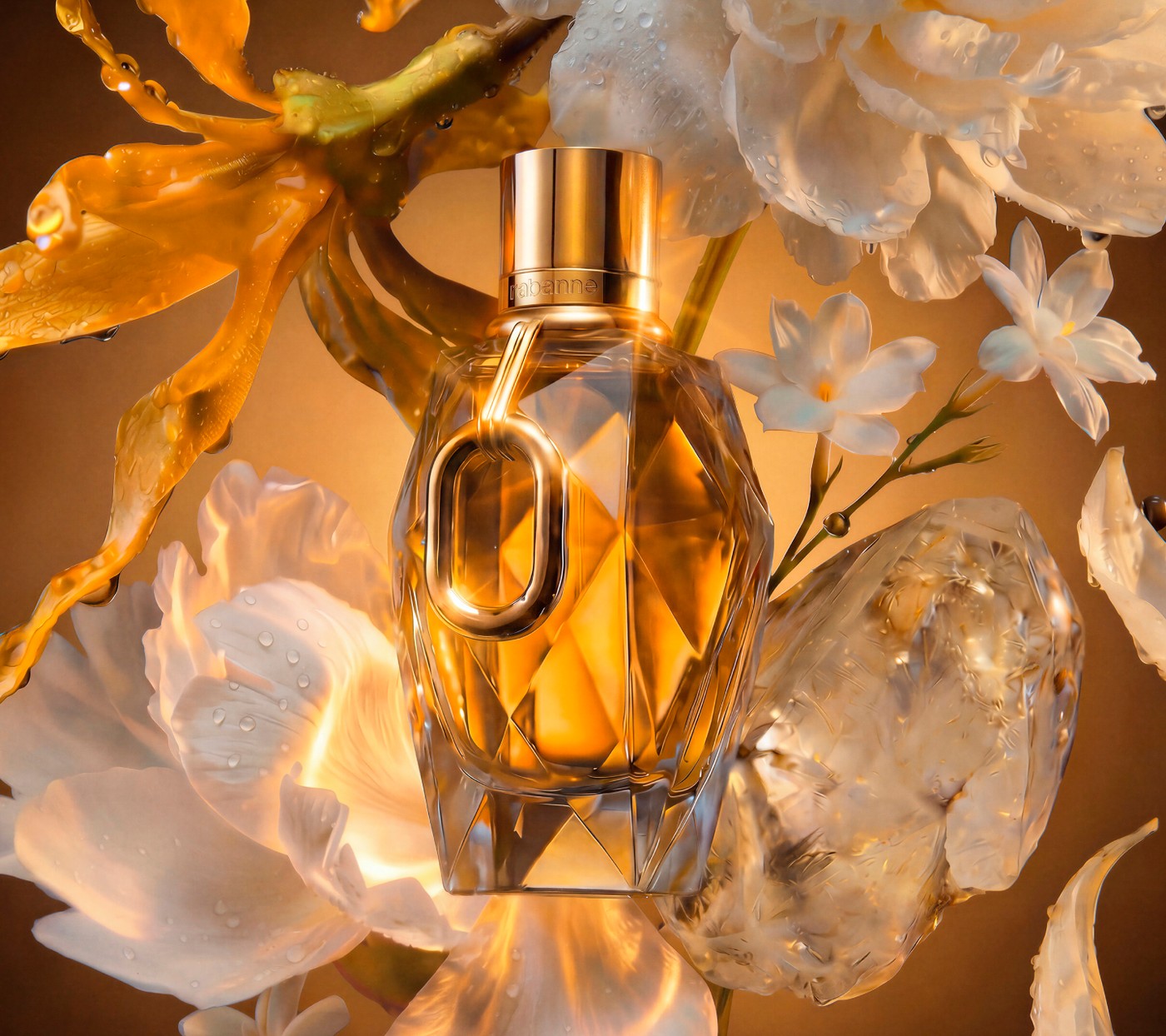 Million Gold For Her Rabanne com flores brancas, gotículas de ouro líquido e cristais ao redor, retrato editorial das matérias-primas