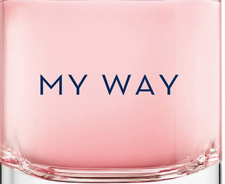 Close-up do lettering My Way em azul sobre o vidro nude-rosé do frasco