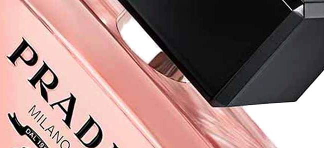 Close-up do PRADA MILANO DAL 1913 gravado no corpo sobre o vidro rosado do Paradoxe