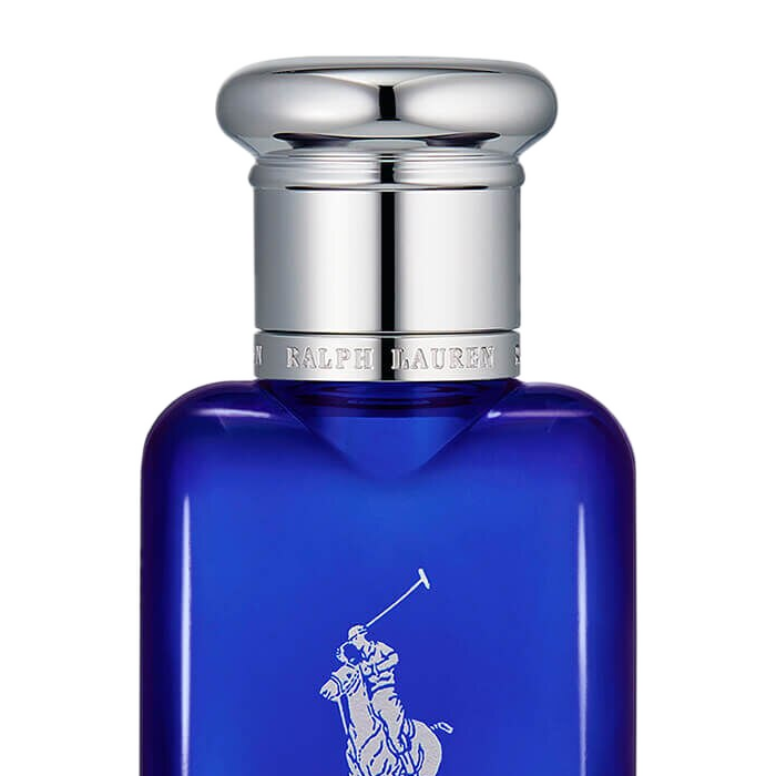 Detalhe da tampa cromada do Polo Blue: dome em metal espelhado com a gravação RALPH LAUREN em relevo no colarinho