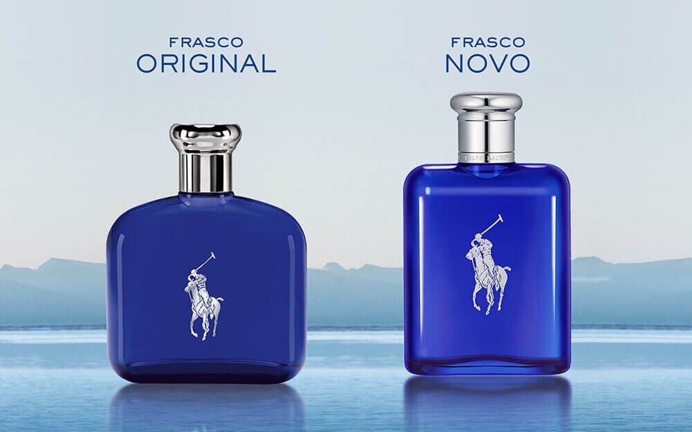 Frasco original e novo do Polo Blue Eau de Toilette refletidos sobre as águas abertas, com horizonte azul ao fundo