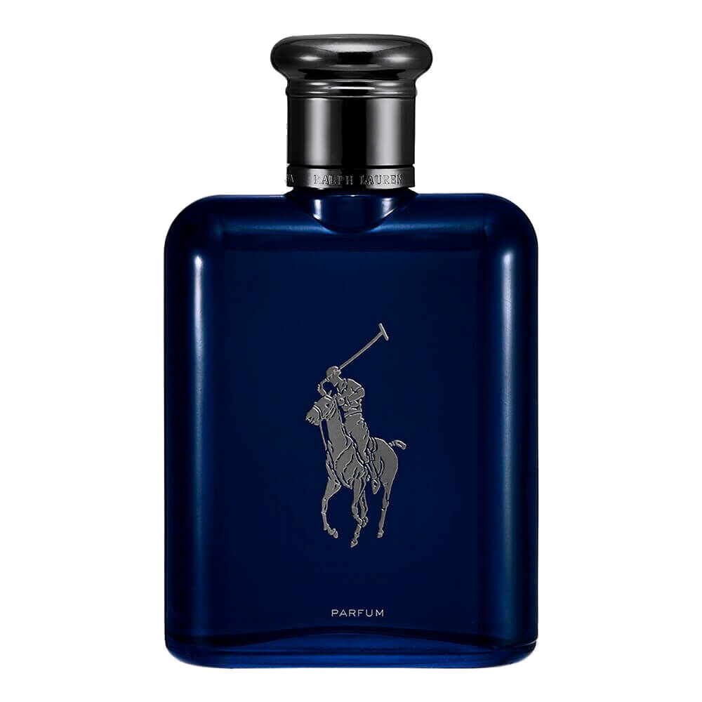 Detalhe do colarinho e tampa gunmetal do Polo Blue Parfum: cap escuro espelhado, com a gravação RALPH LAUREN em relevo no anel metálico