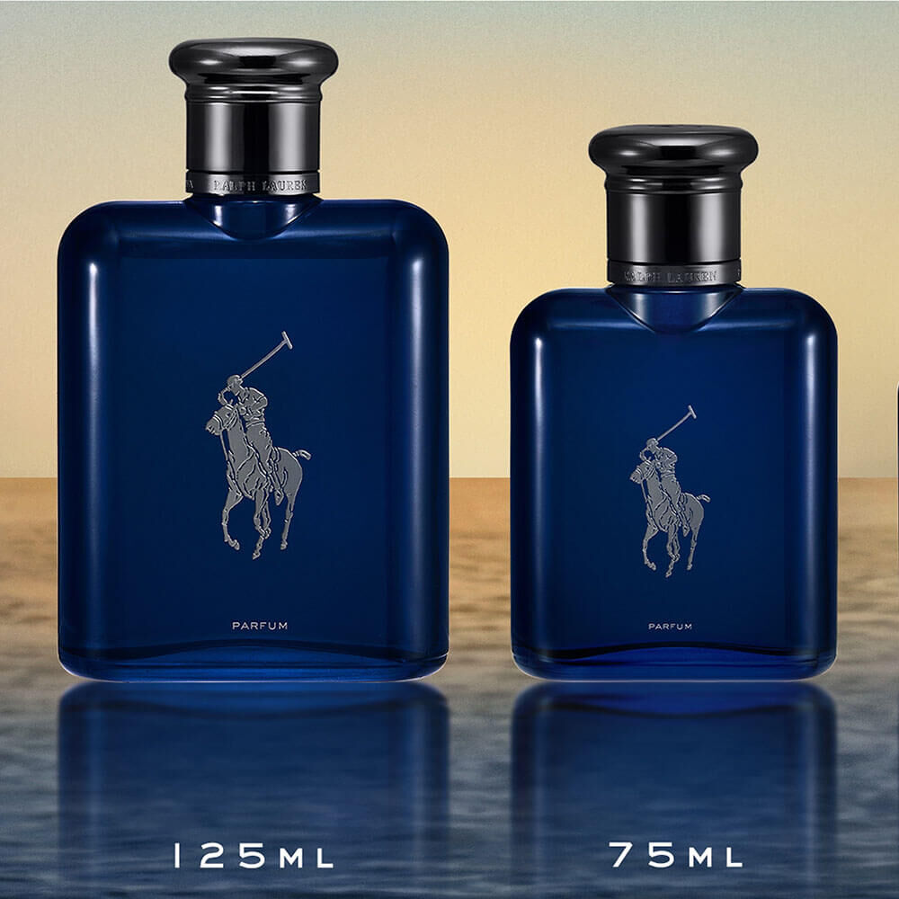 Comparação 125ml × 75ml do Polo Blue Parfum, com fundo de céu crepuscular e reflexo na água