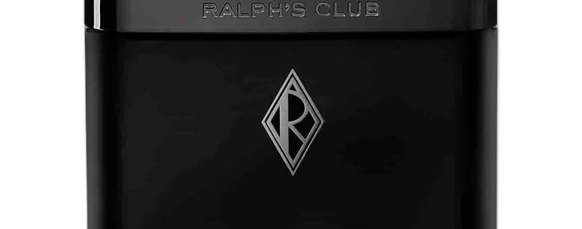 Close-up do lettering Ralph's Club Parfum em dourado no centro do frasco escuro