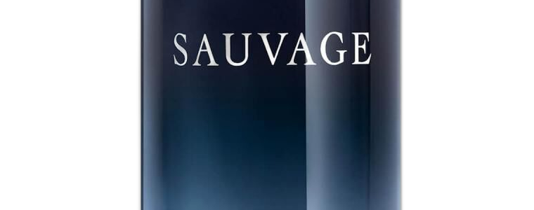 Close-up do lettering Sauvage em alto-relevo no centro do frasco azul-cobalto