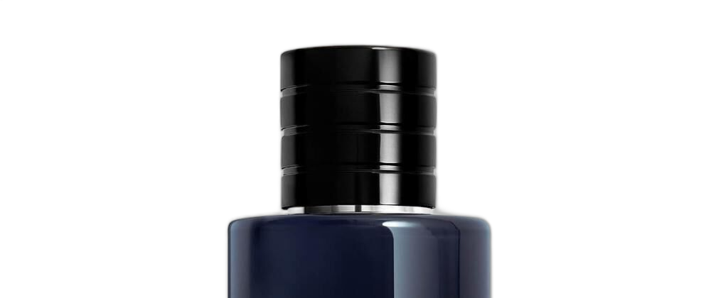 Close-up da gola prata cromada do Sauvage Dior
