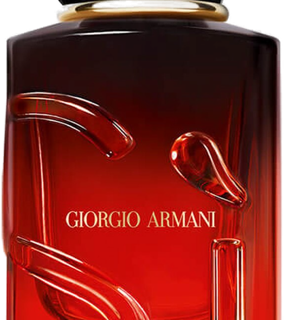Close-up do Sì gravado em alto-relevo e lettering Giorgio Armani dourado no vidro vermelho