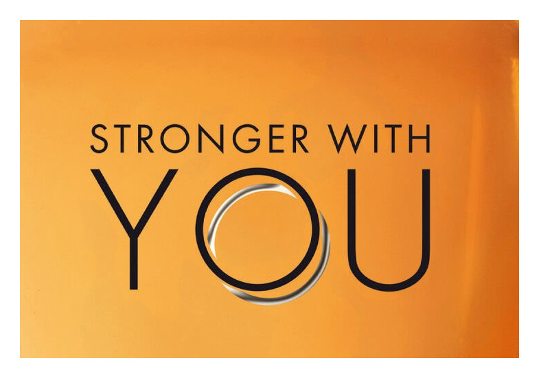 Close-up do lettering Stronger With You serigrafado no centro do frasco translúcido âmbar