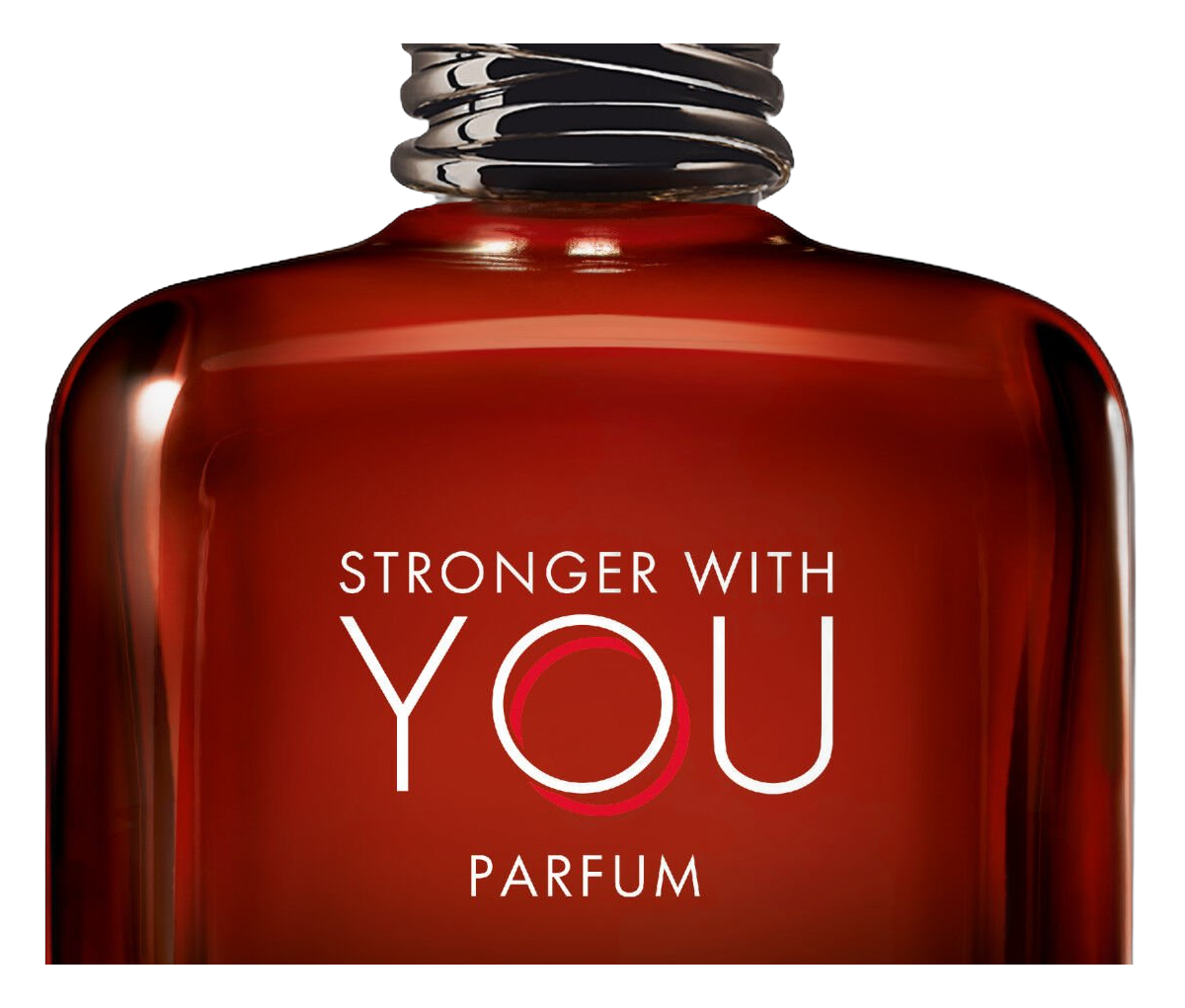 Close-up do lettering Stronger With You Parfum em branco e vermelho com o O envolto pelo emblema, sobre vidro laqueado rubi