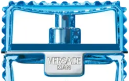 Close-up da placa cromada gravada VERSACE MAN sobre o vidro azul-aqua translúcido