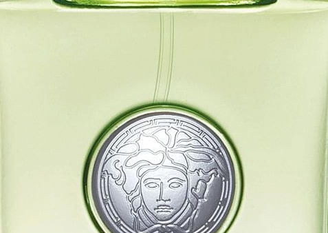 Close-up do medalhão prateado da Medusa em relevo no centro do vidro verde