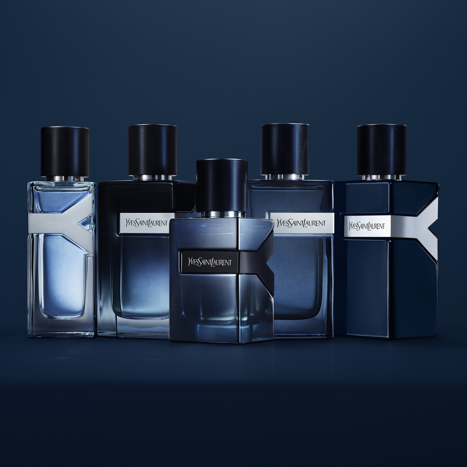 A linha Y Yves Saint Laurent: cinco frascos em gradiente do azul claro ao azul escuro, cada um representando uma concentração — EDT, EDP, Live, Le Parfum, Intense